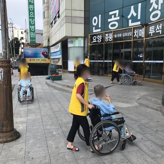 08월 11일 휠체어산책!! 첨부이미지 : 0811 휠체어산책1.jpeg