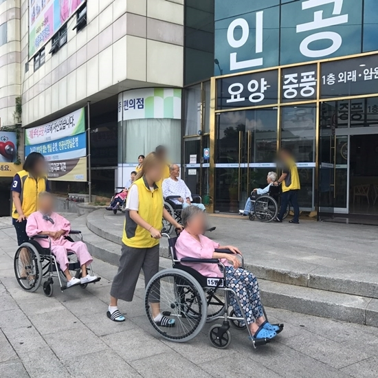 08월 17일 휠체어산책!! 첨부이미지 : 0817휠체어산책1.jpeg