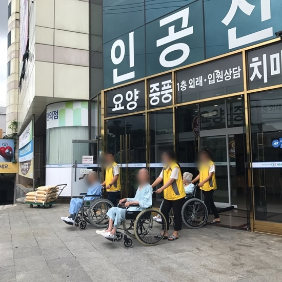 08월 22일 휠체어산책!! 첨부이미지 : 0822 휠체어산책1.jpeg