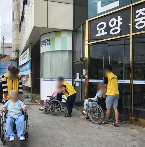 08월 24일 휠체어산책!! 첨부이미지 : 0824 휠체어산책1_3.jpeg