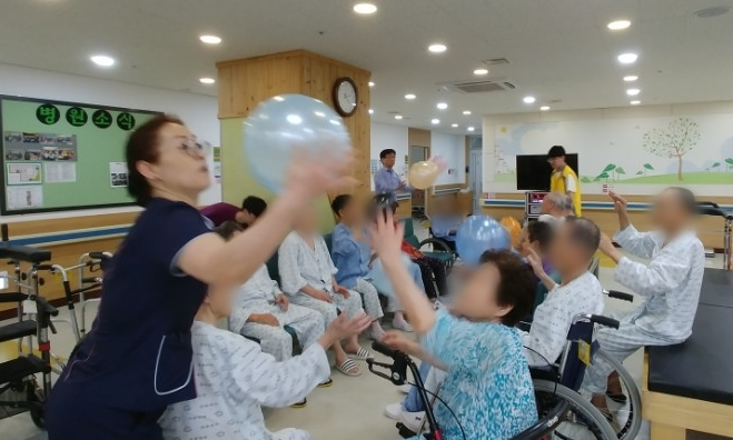 05월 17일 풍선배구(11병동) 첨부이미지 : 0517풍선배구(11-1).jpg