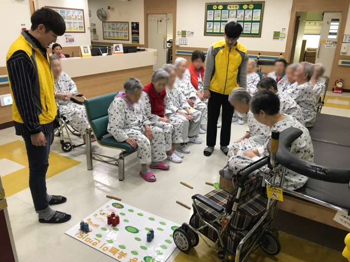 02월 19일 전통놀이(13병동) 첨부이미지 : 0219윷놀이(13-1).jpg