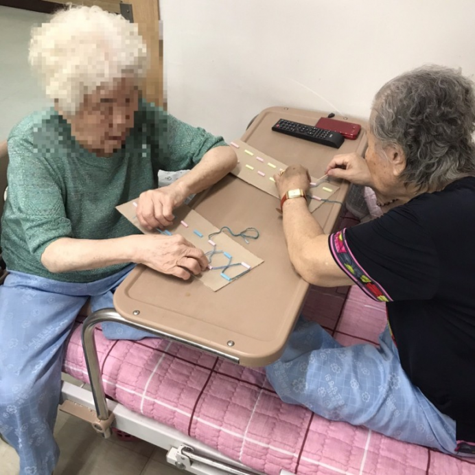 세종요양병원 6월 1일 소근육발달활동 (빨대에 실 넣기) 첨부이미지 : 0601 빨대에 실넣기.jpg