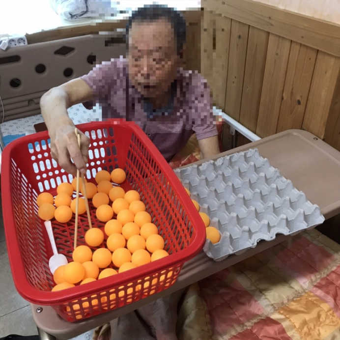 세종요양병원 6월 18일 소근육발달운동 (탁구공옮기기) 첨부이미지 : 0618 탁구공 옮기기 1.jpg