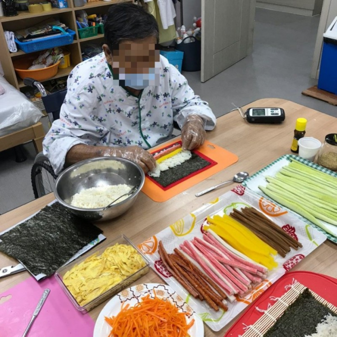 세종요양병원 7월 20일 재활치료 김밥 만들기 첨부이미지 : 7.20-2.jpg