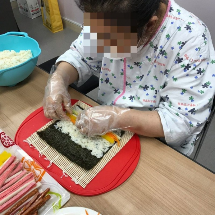 세종요양병원 7월 20일 재활치료 김밥 만들기 첨부이미지 : 7.20-1.jpg